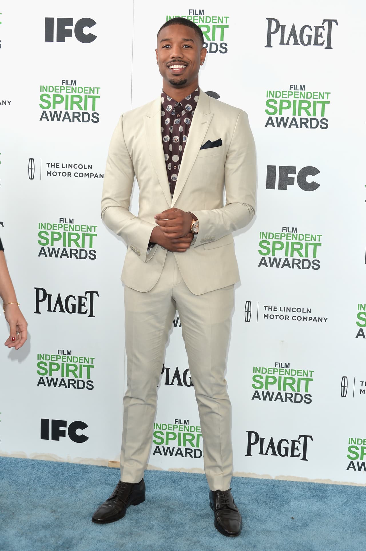 El actor no es muy fan de las corbatas, por eso prefiere los trajes a los que inyecta un elemento llamativo; ahí es donde se encuentra su estilo.