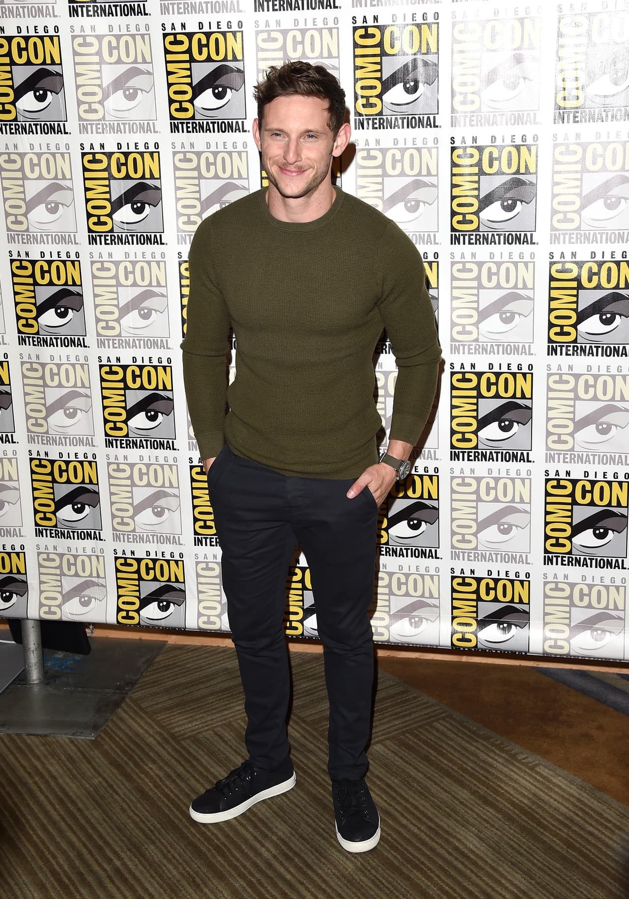 Se ha distinguido por sus espectaculares e irónicos papeles, aunque también por su enorme gusto por los suéteres y las camisetas de manga larga.