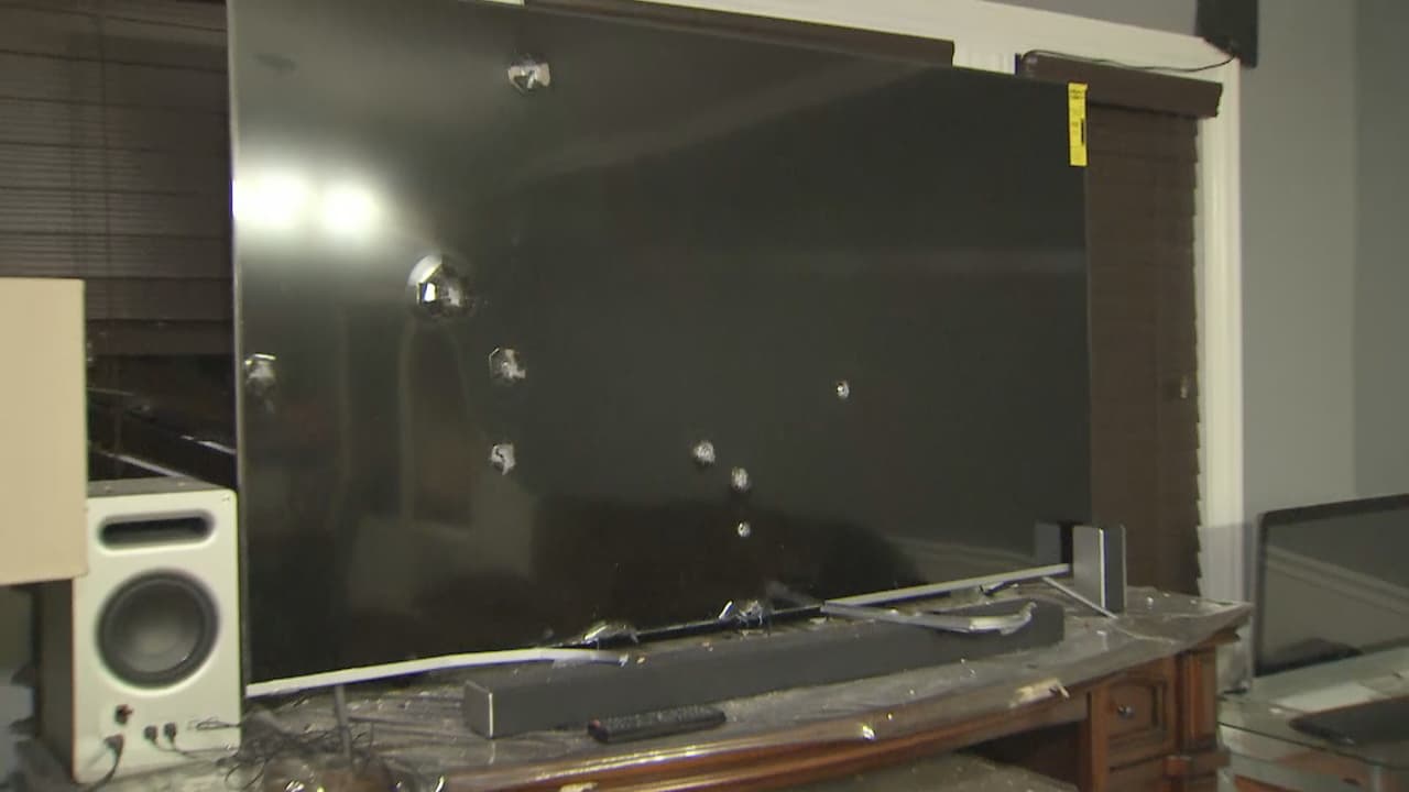 Afortunadamente, nadie fue herido. Sin embargo, estos residentes de Gage Park dicen vivir en angustia e incertidumbre.