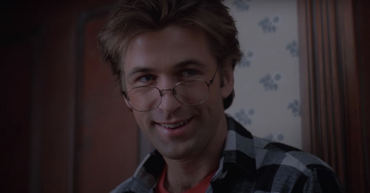 El personaje de Alec Baldwin en ‘Beetlejuice’ era Adam Maitland, un integrante de la pareja fallecida que contrata los servicios del fantasma de Michael Keaton. 
<br>