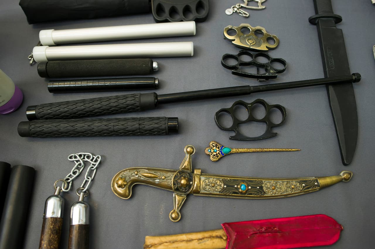 Johnston sigue los pasos de Curtis "Bob" Burns, el anterior encargado de las redes de la TSA, quien murió repentinamente en octubre pasado a los 48 años. Una guitarra eléctrica con forma de rifle es perfecta para el estilo impuesto por Burns, quien con sarcasmo y buena vibra enseñaba a los viajeros las cosas insólitas que algunos querían llevar en sus bolsos de mano.