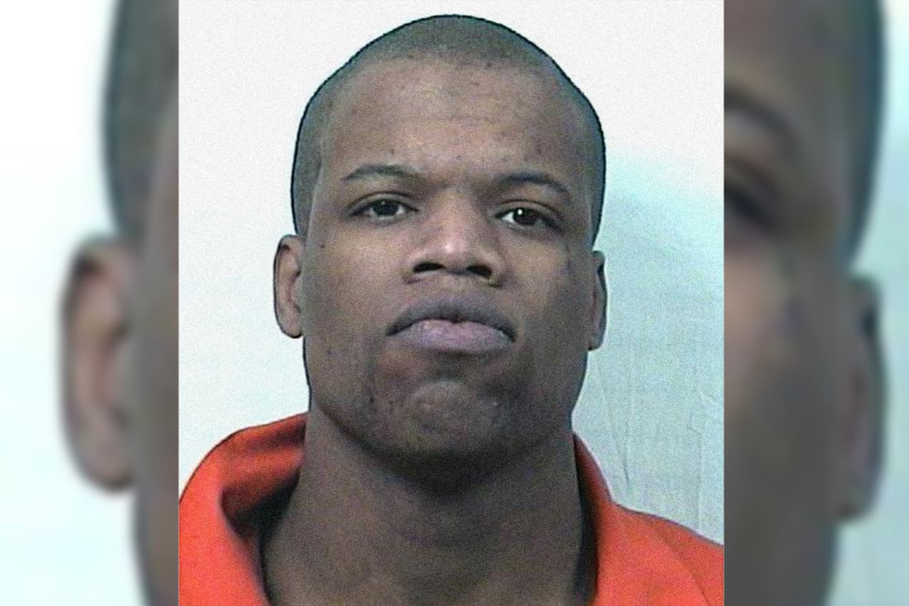 <b>Clayton D. Lockett, ejecutado con inyección letal el 29 de abril de 2014 en Oklahoma. </b>Una hora después del comienzo de la ejecución, la gobernadora Mary Fallin fue notificada de que el verdugo estaba teniendo problemas para encontrar una vena utilizable, pero ella no intervino. Después de una hora, finalmente se encontró una vena en el área de la ingle. Diez minutos después de la administración del primer fármaco, el sedante midazolam, el médico que supervisaba el proceso (cuya propia presencia violaba los estándares éticos de varias organizaciones médicas) anunció que el recluso estaba inconsciente y por lo tanto listo para recibir los otros dos fármacos letales. Tres minutos después de que se inyectaran las dos últimas drogas, "comenzó a respirar pesadamente, retorciéndose en la camilla, apretando los dientes y esforzándose por levantar la cabeza de la almohada". Murió 43 minutos después de comenzada la ejecución.
<br>