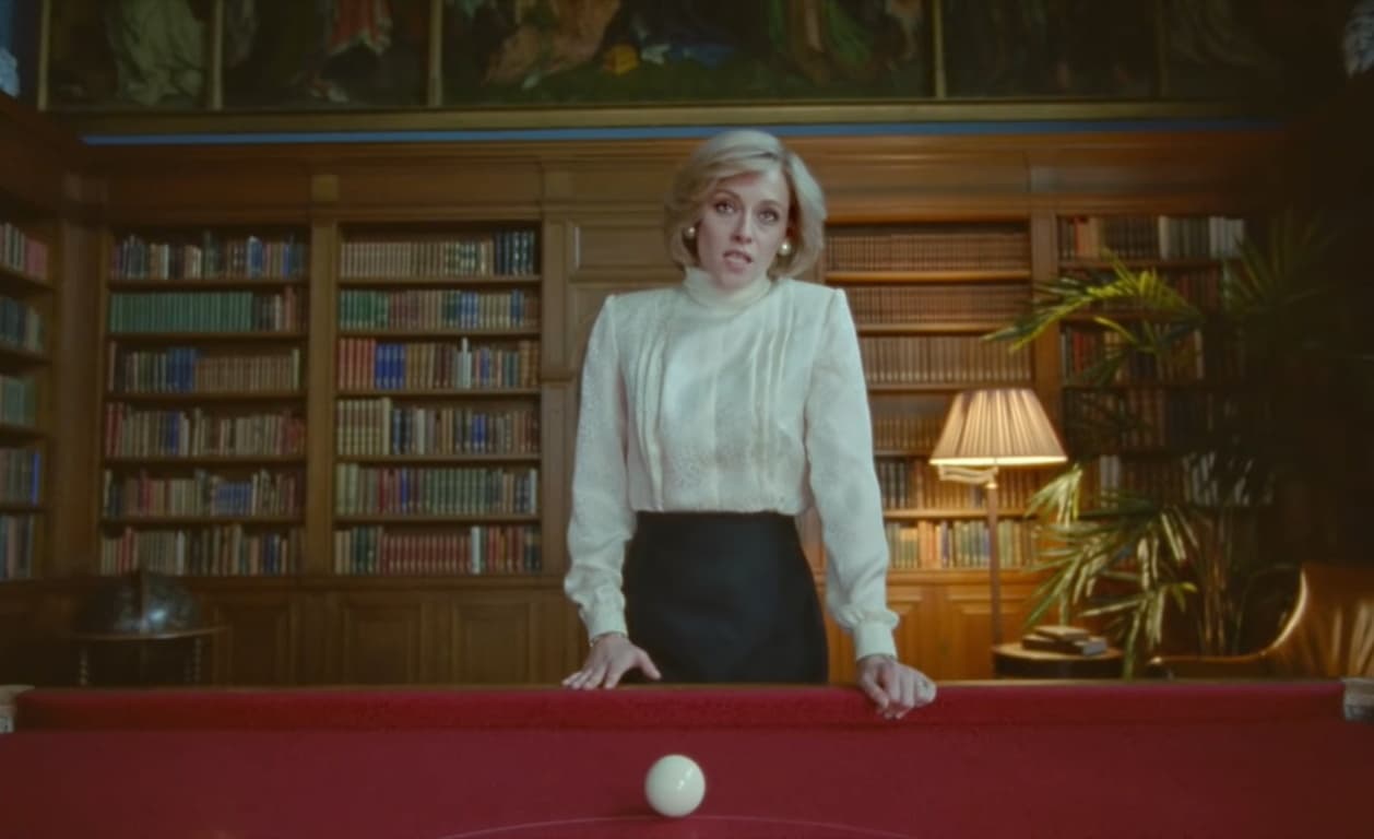 En 'Spencer', 
<a href="https://www.univision.com/entretenimiento/cultura-pop/kristen-stewart-se-obsesiono-con-la-princesa-diana-encontro-un-punto-en-comun-muy-tragico-con-ella">Kristen Stewart le da vida a Lady Di</a>, pero no en una historia acerca del fatal accidente que le quitó la vida, sino en el momento en el que su matrimonio con el príncipe se enfrió, y las presiones de pertenecer a la Familia Real aumentaron.
<br>