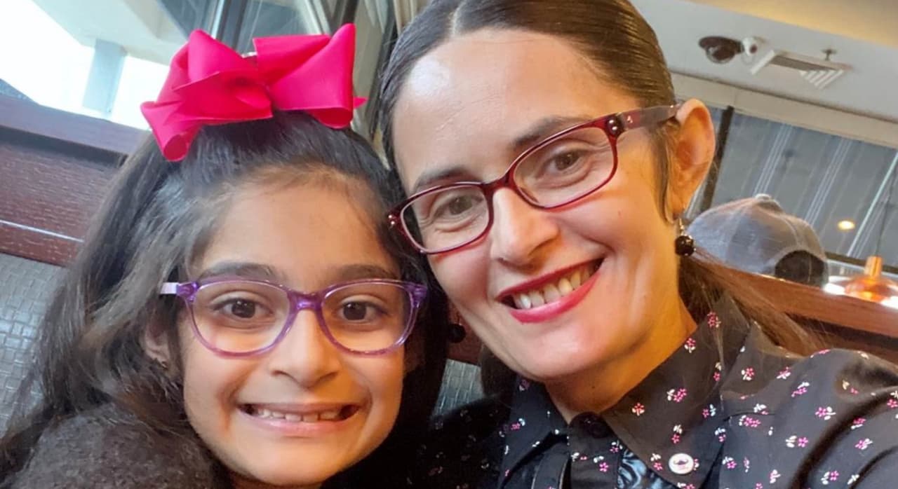 Niña de 9 años salva a su mamá de morir al llamar al 911 mientras estaban solas en casa