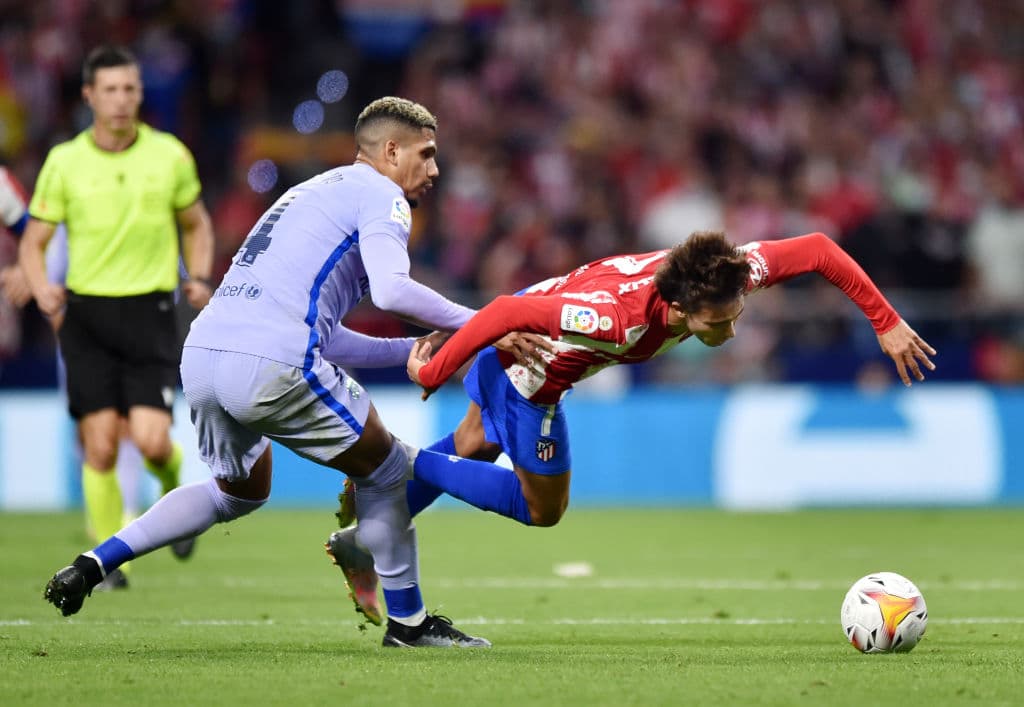 Con goles de Thomas Lemar y Luis Suárez, Atlético de Madrid vence 2-0 al Barcelona y empatan al Madrid en la cima de la tabla.