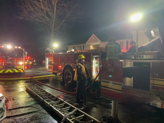 El incendio causó graves daños a unos 6 apartamentos y el humo y el agua dañaron las unidades directamente debajo. Al menos 20 personas quedaron desplazadas y la Cruz Roja los atendía esta madrugada. No se reportaron personas lesionadas.