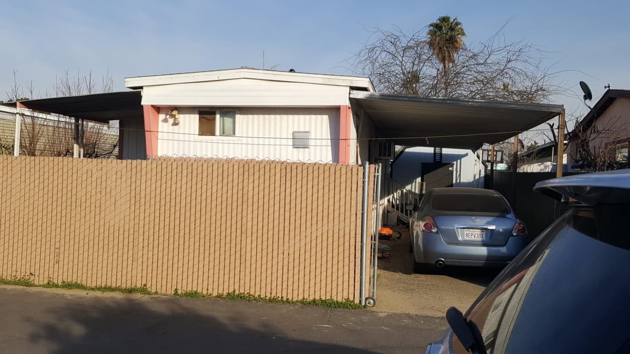 Les dan 7 días a las familias para que desalojen. 
<b>El problema es que las razones dadas son totalmente injustificadas, dice la abogada de CRLA. </b>Los vecinos denuncian que se sienten hostigados por los nuevos dueños, ya que las nuevas reglas impuestas como 'guardar los zapatos dentro de la casa y no en el patio' son ridículas, aseguran los vecinos. La abogada Mariah Thompson agrega que 
<b>incluso les pidieron que sacaran luces de Navidad que tenían fuera, sino serían desalojados en 7 días.</b>