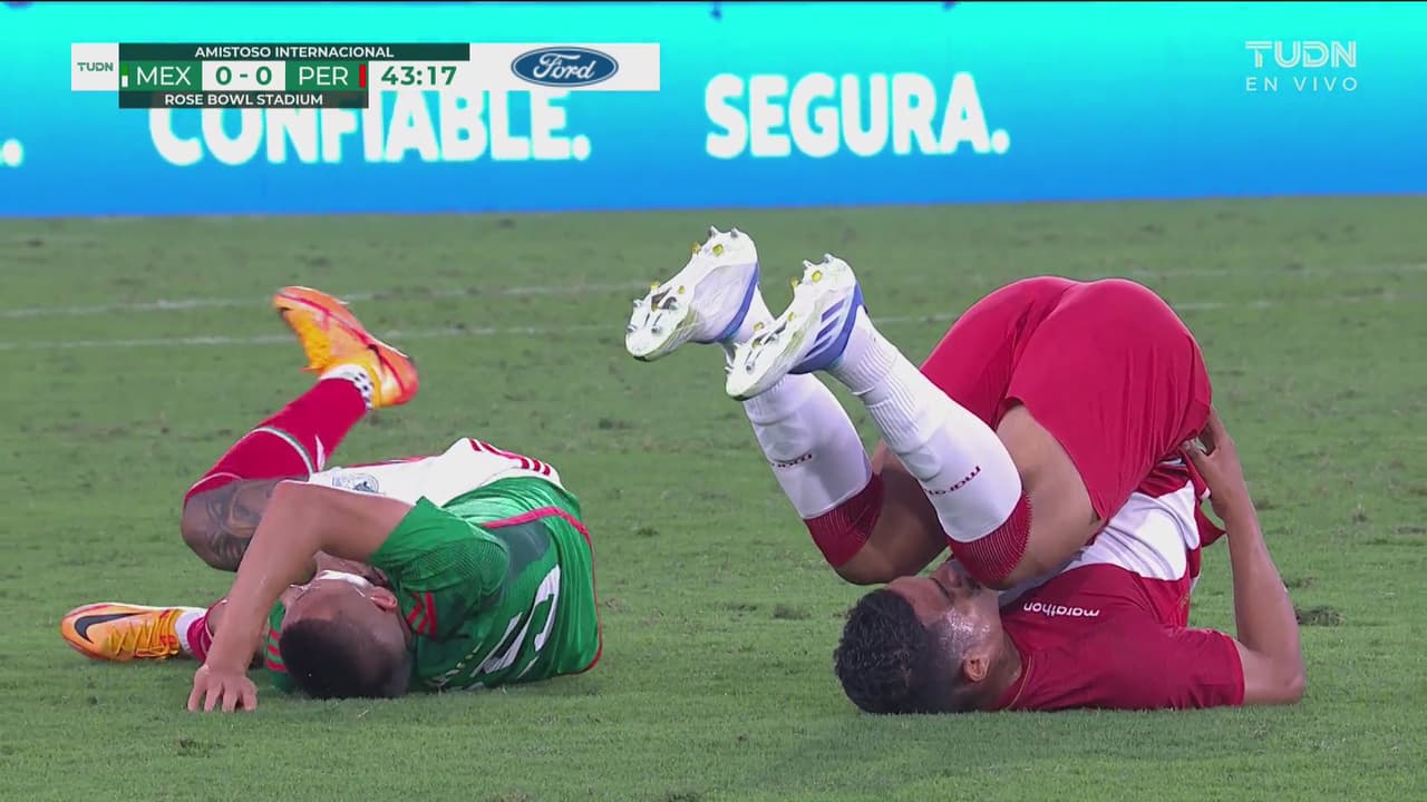 ¡Duro choque! Alvarado recibe atención médica tras golpe con Santamaría