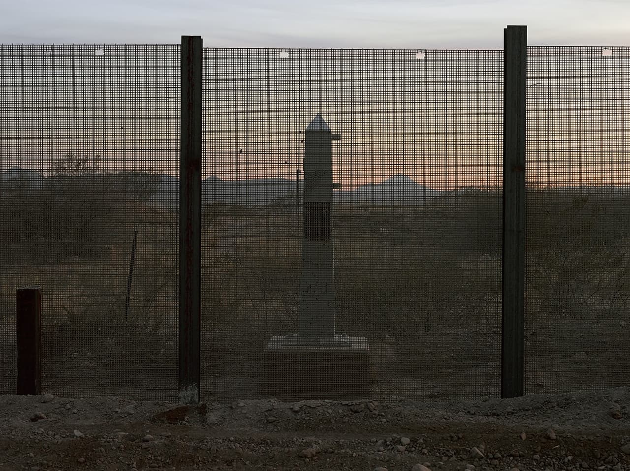Monumento fronterizo número 90 | 21 de noviembre de 2008 |
<b>Montañas Mule, Arizona</b> |Un oleoducto pasa cerca de la señal.