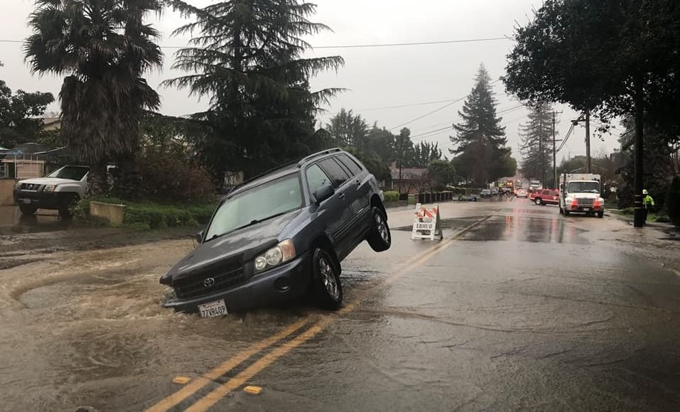 Fuertes lluvias causan caída de árboles, accidentes automovilísticos y cierre de carreteras en el Área de la Bahía 