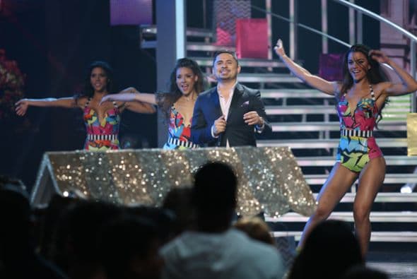 Taco de ojo para Larry Hernández. Las chicas de Nuestra Belleza Latina lo recibieron en bikini y por supuesto que él no se quejó.