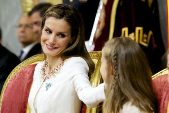 Letizia premiaba con una caricia el buen comportamiento de Leonor.