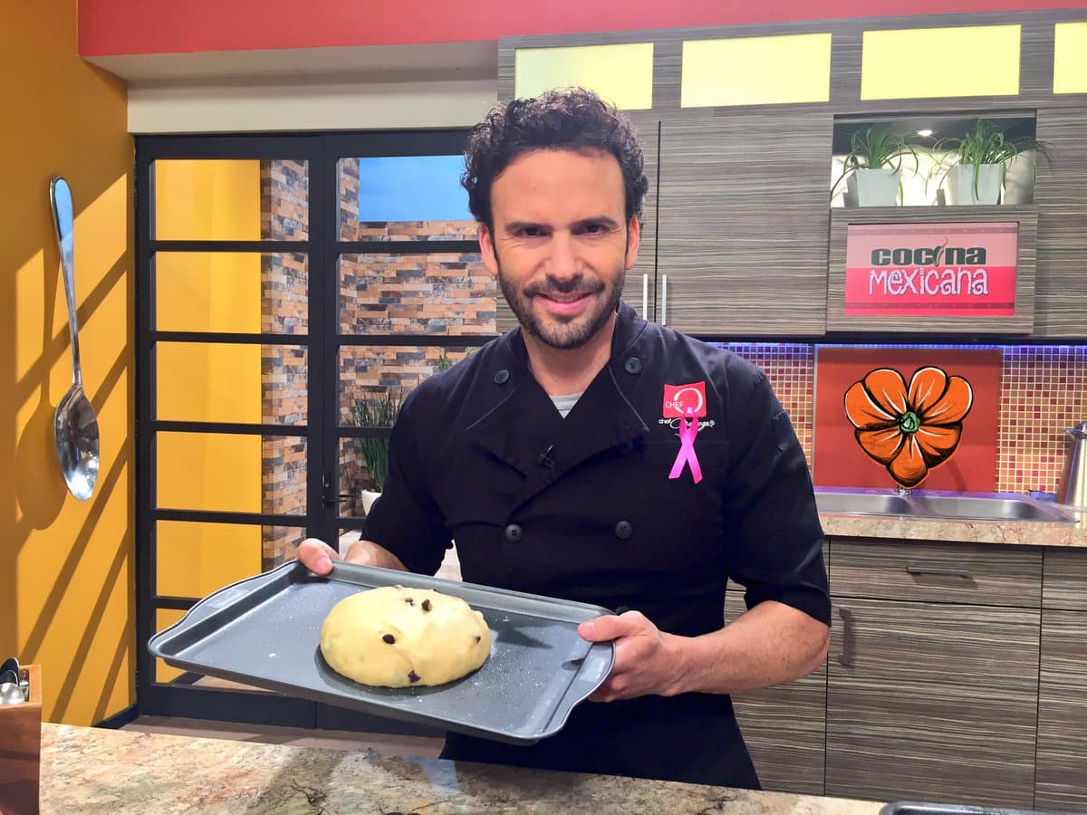 ¿No se les antoja un pan de muerto con chispas de chocolate?
