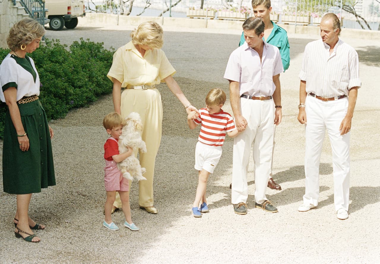 La pareja con sus dos hijos, los príncipes Harry y William, durante unas vacaciones en Mayorca, España, en agosto de 1987. Los acompañan los reyes españoles Juan Carlos y Sofía. El primogénito fue William, a quien siguió Harry. Ambos nacieron en el St Mary's Hospital de Paddington, en Londres. Diana fue la primera madre de la realeza en dar a luz en un hospital, rompiendo la tradición tener a sus hijos en palacio.
