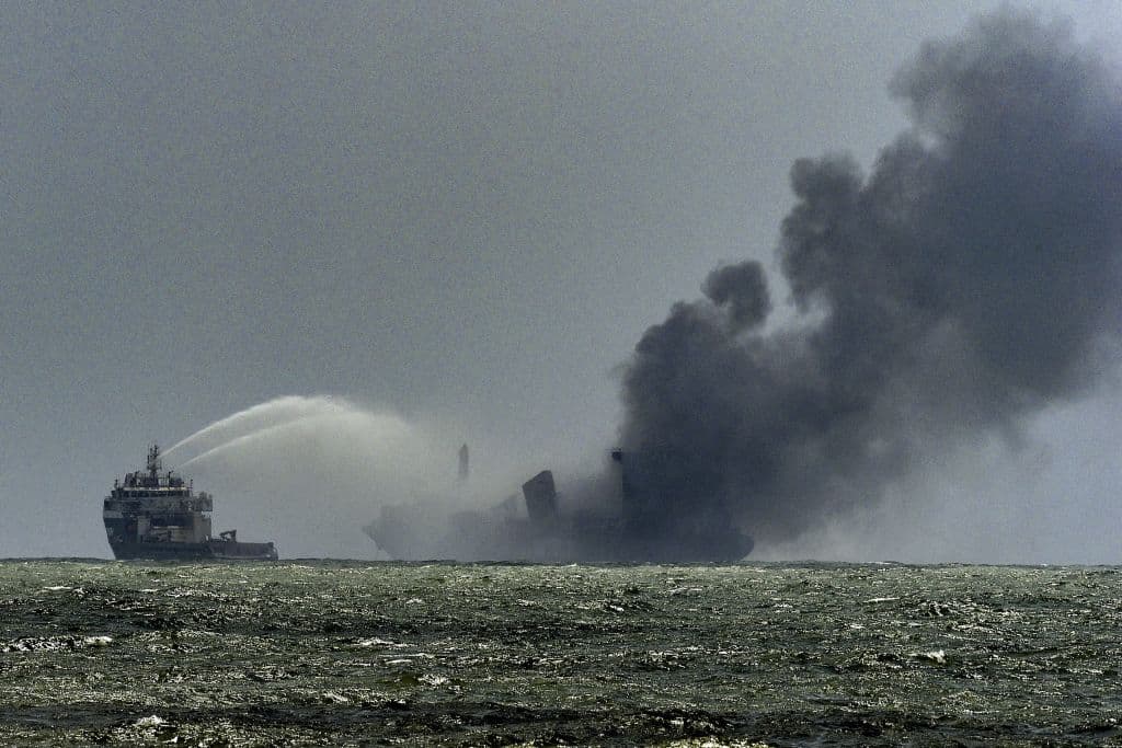 Las autoridades intentaron extinguir las llamas con otros barcos especializados, pero sus esfuerzos se vieron complicados
<b>debido a los fuertes vientos asociados al monzón</b> y al reciente paso por la vecina India de un ciclón.