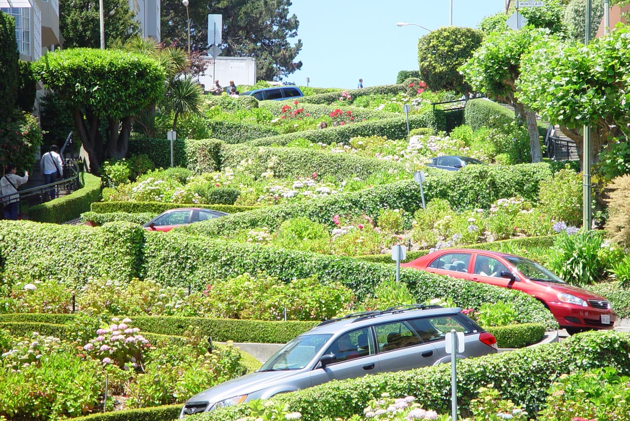 “Se ha vuelto muy difícil manejar a las multitudes y los congestionamientos viales en la ‘calle chueca’. Ni la presencia de oficiales encargados de revisar los parquímetros ni el cierre de un segmento de la calle han cambiado la situación actual", dijo el asambleísta Phil Ting, autor de la propuesta.