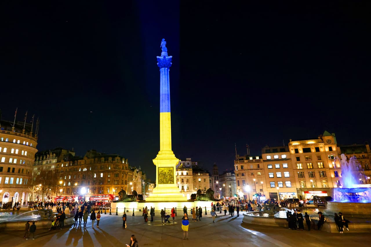Los colores de la bandera ucraniana proyectados en la Columna de Nelson de la plaza Trafalgar, en el centro de Londres.