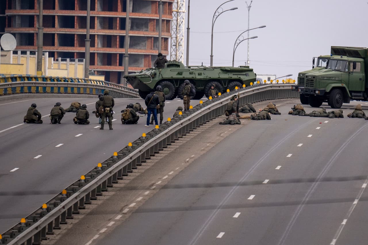 Soldados ucranianos toman posiciones en un puente en Kiev.