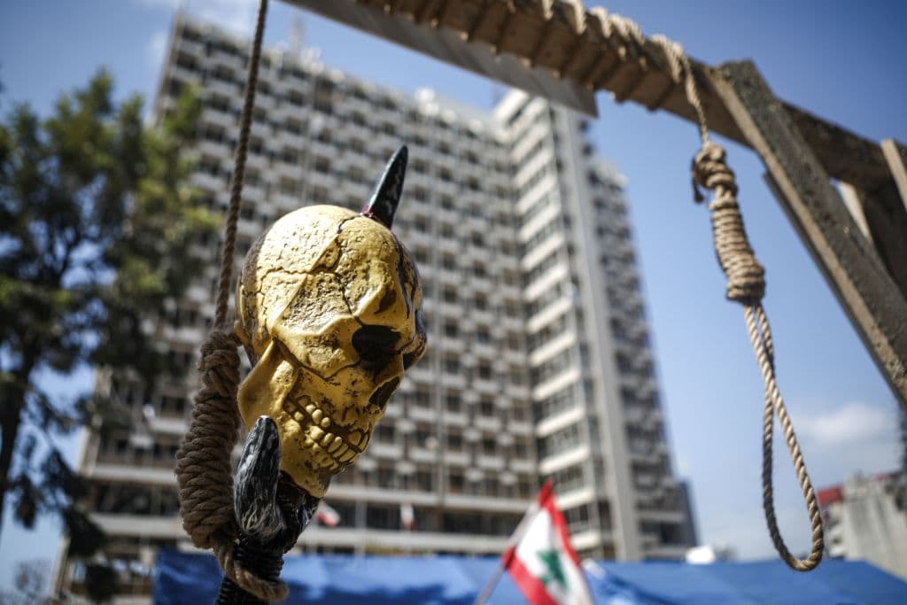 Manifestantes libaneses colgaron una horca frente al edificio de Electricidad del Líbano en Beirut el 8 de agosto de 2020, por el descontento a causa de la brutal explosión de la que culpan al liderazgo político. Para tratar de apaciguar los ánimos de la calle, el primer ministro Hassan Diab anunció el sábado que iba a proponer la celebración de elecciones anticipadas y dijo estar dispuesto a permanecer en el poder "durante dos meses", el tiempo para que las fuerzas políticas lleguen a un acuerdo.