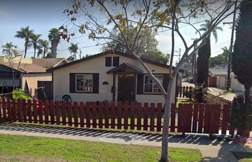Según el reporte del periodista de Univision, Isaías Alvarado, esta vivienda en National City, California, era el punto de llegada de la droga que salía del narcotúnel con origen en México. De aquí, la droga salía para ciudades como Los Ángeles.
<br>Seis personas fueron arrestadas y el operativo terminó con la incautación de más de 1,700 libras de cocaína, 164 de metanfetamina y 3.5 de heroína. Se desconoce el nombre de la organización criminal responsable de esta operación.