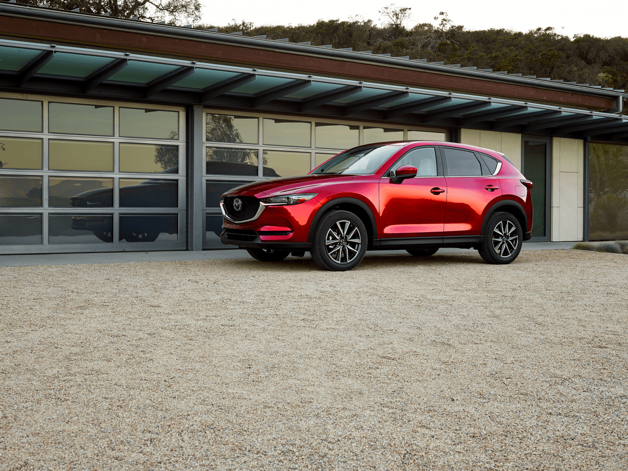 El rendimiento de combustible es importante cuando de ahorrar y ganar dinero se trata. El motor Skyactiv de Mazda de 2.5 litros y 186 hp (tracción delantera) ofrece 31 mpg en carretera. La opción con tracción integral reporta 30 mpg en carretera. El precio de la 
<b><a href="https://www.univision.com/noticias/pruebas-de-manejo/prueba-mazda-cx-5-2017-una-camioneta-pequena-con-alma-deportiva" target="_blank">Mazda CX-5</a></b> arranca en 24,200 dólares.