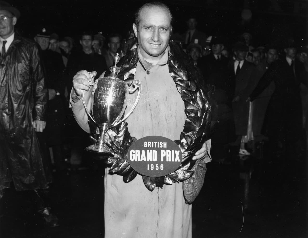 Fangio se coronó en 1951, 1954, 1955, 1956 y 1957, con lo que fue el más ganador hasta la aparición del alemán Michael Schumacher. El británico Lewis Hamilton también lo igualó.