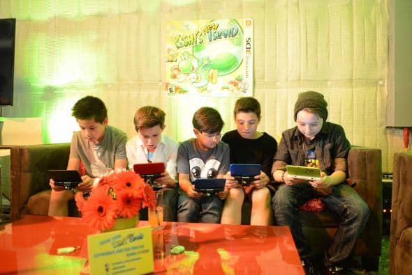 El divertido Yoshi ofreció una fiesta súper divertida que llenó de color el día mientra decoraban el gigantesco huevo ícono del nuevo juego del personaje. ¡Así bautizaron el videojuego!