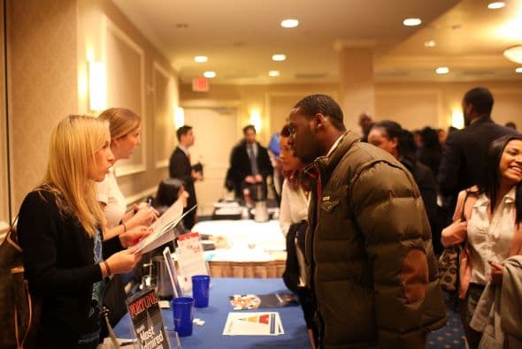 La Asociación Nacional de Economía de Negocios (NABA por sus siglas en inglés) dijo que los expertos han mejorado sus expectativas para 2011 sobre el empleo, la construcción de casas y el gasto de las empresas.