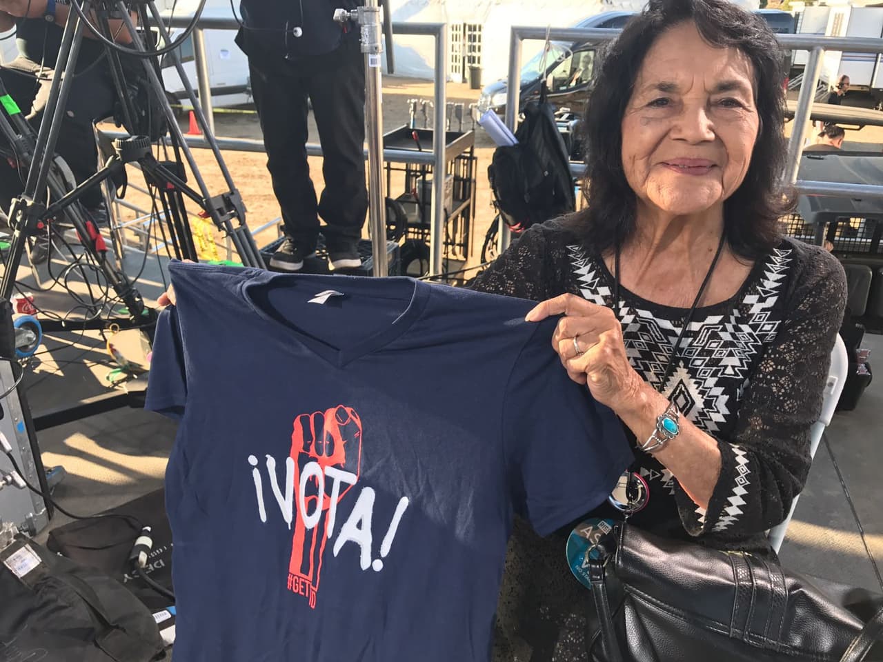 Entre el público, Dolores Huerta, a su 86 años, hizo presencia en el concierto para hacerle campaña al candidato que más le importa por estos días: el voto. Foto: David Maris.