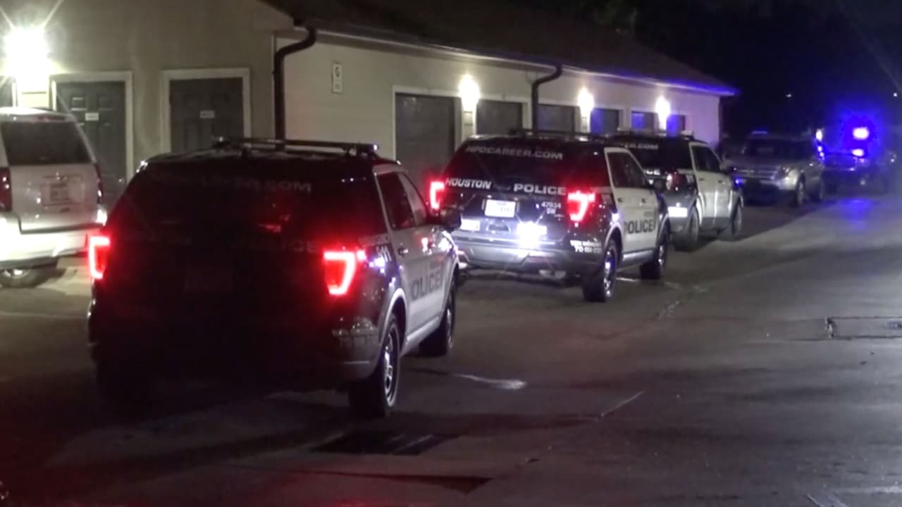 Las autoridades aclararon que la pareja no vivía en los departamentos donde se llevaba a cabo la fiesta; eran invitados.