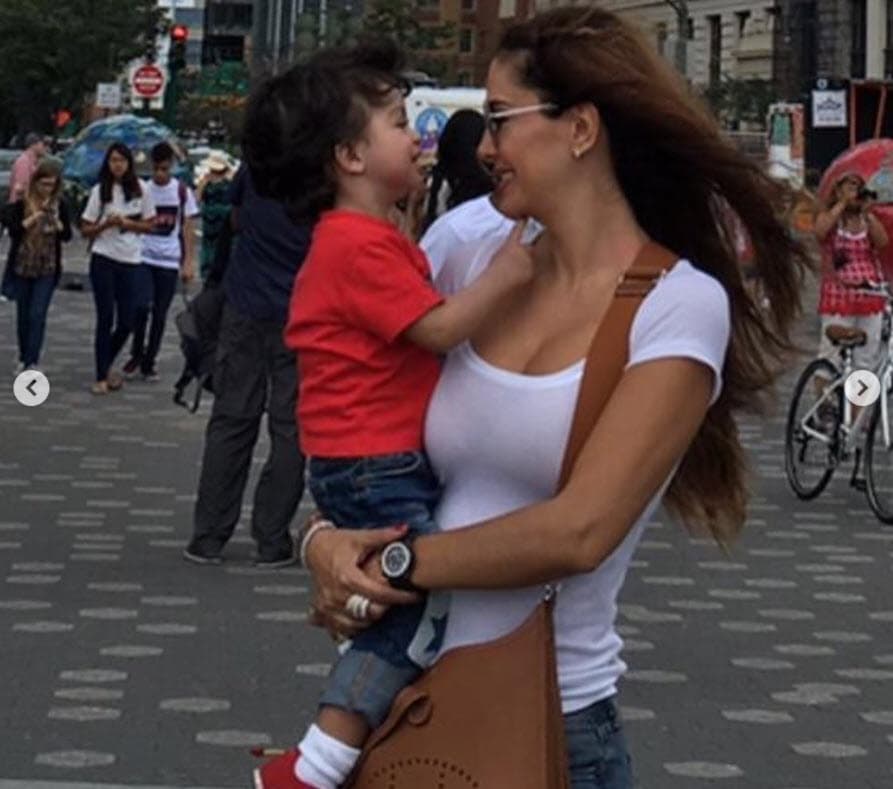 En 2020, mientras Ninel Conde entablaba una fuerte lucha por 
<b><a href="https://www.univision.com/famosos/me-alejan-mas-de-mi-hijo-ninel-conde-informa-que-le-negaron-el-amparo-para-poder-ver-a-emmanuel-fotos" target="_blank">ganar el pleito legal</a> </b>que interpuso en contra de su ex, Giovanni Medina, para que le deje ver al hijo que tienen en común, Emmanuel, la joven compartía fotos con sus mamá.