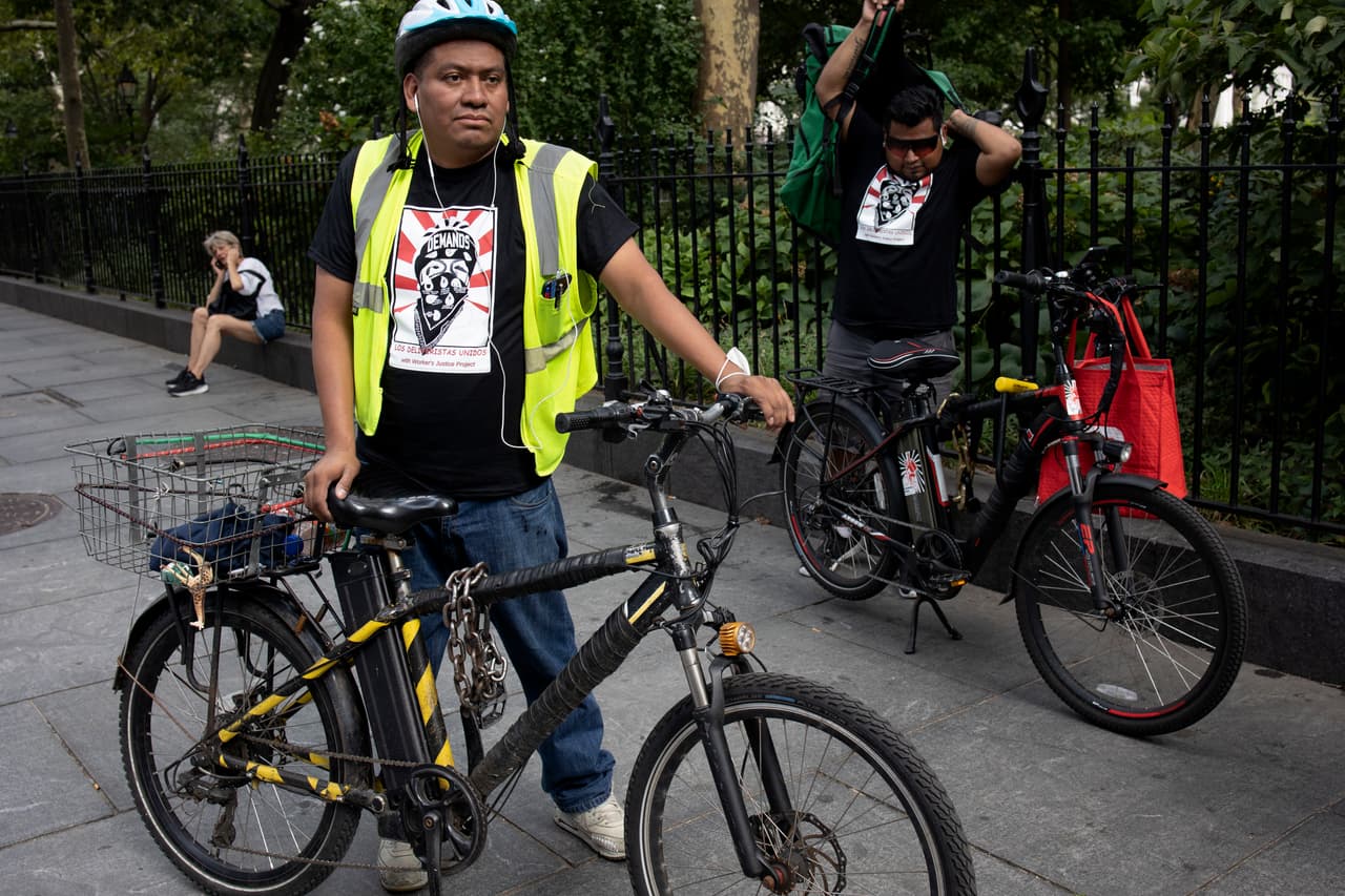 Trabajadores de 'delivery' de NYC tendrán un salario mínimo y otros beneficios