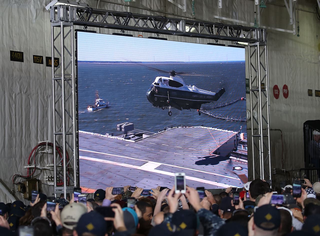 El presidente Trump presidirá el inicio del periodo de pruebas del buque en Norfolk, Virginia. Los miembros de la tripulación del portaaviones ven llegar el helicóptero presidencial Marine One a la cubierta, cuando Donald Trump visitó la nave en marzo de 2017.