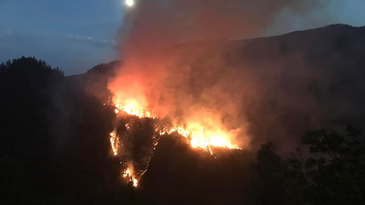 Incendio Mosquito provoca evacuaciones en los condados de Placer y El Dorado