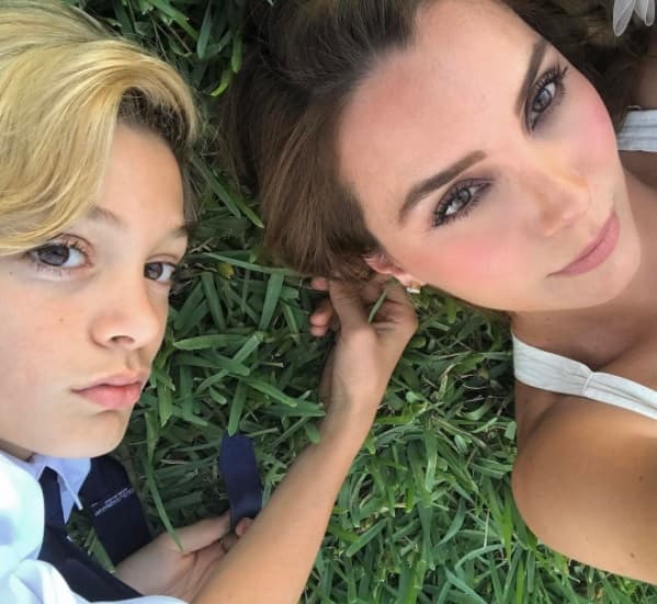 "Mi príncipe... ¿en qué momento creciste?.. amoooo demasiado mi amor bello. ¡Siempre serás mi niño lindo!", son los mensajes que mamá le deja a su pequeño.