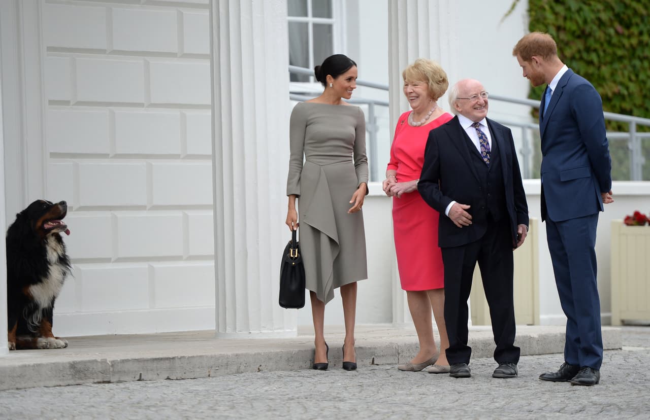 <b>11 de julio, 2018. Visita de dos días a Irlanda. </b>Para reunirse con el presidente de Irlanda, Meghan eligió un vestido gris pardo (taupe) del diseñador 
<a href="https://orchardmile.com/roland-mouret/barwick-dress-ps18-f4044-c1082-rm02853192?gclid=CjwKCAjw1ZbaBRBUEiwA4VQCITihp3jRK36DS-etEyHrxDpB-fdyhxBC2x0Tb1kVYOiNXXRJy3kqEBoCfwsQAvD_BwE">Roland Mouret</a>, con el mismo corte que el que usó el día antes de su boda en un encuentro con su madre. Sin embargo en esta ocasión, en el talle se le marcaba la ropa interior: un tropiezo si hablamos de estilo.