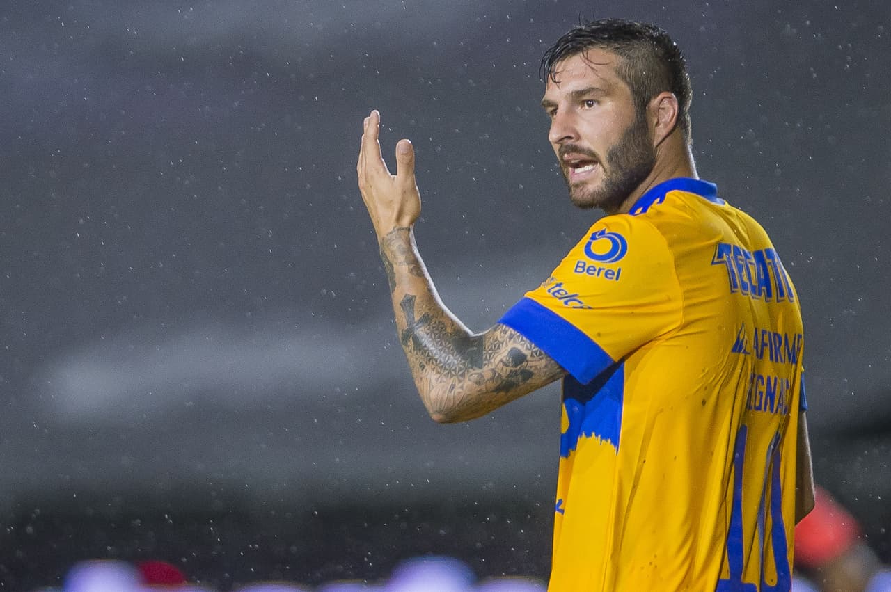 La lluvia impidió un juego atractivo; ambas escuadras tenían dificultad para concretar.