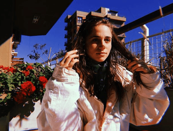 Estudia en la Universidad Nacional de las Artes y le gusta tomar distintos cursos para tener mejor preparación.