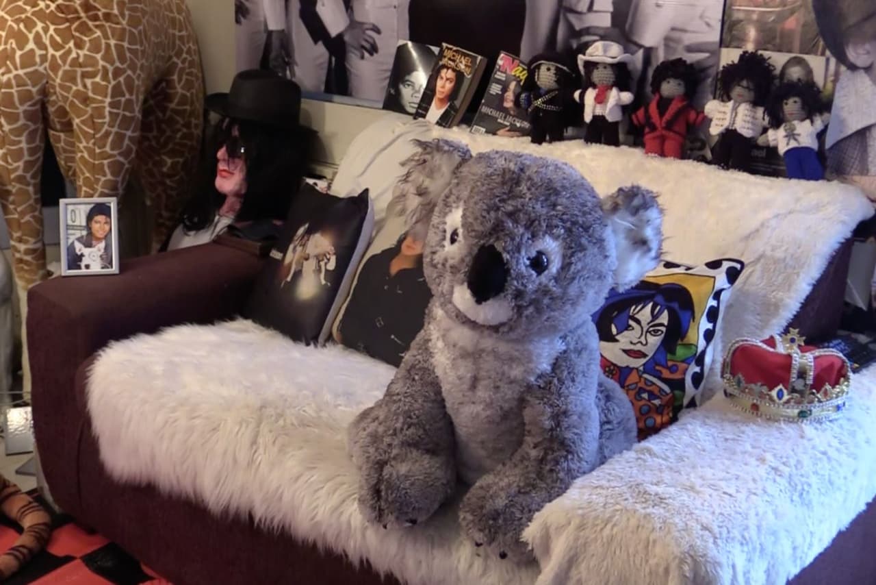 Michael Jackson tenía varios animales en su rancho de Neverland, entre ellos un koala y una jirafa.