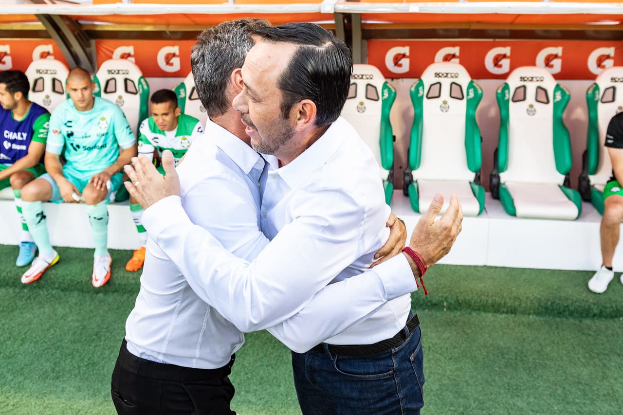Cocca y Fentanes se saludaron antes del juego.