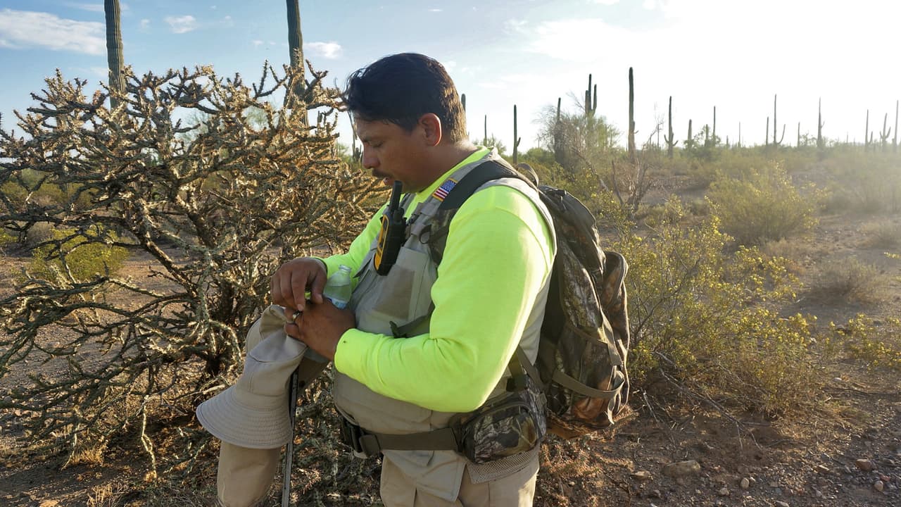 Conoce a Óscar Andrade, el pastor que busca a inmigrantes desaparecidos en el desierto de Arizona