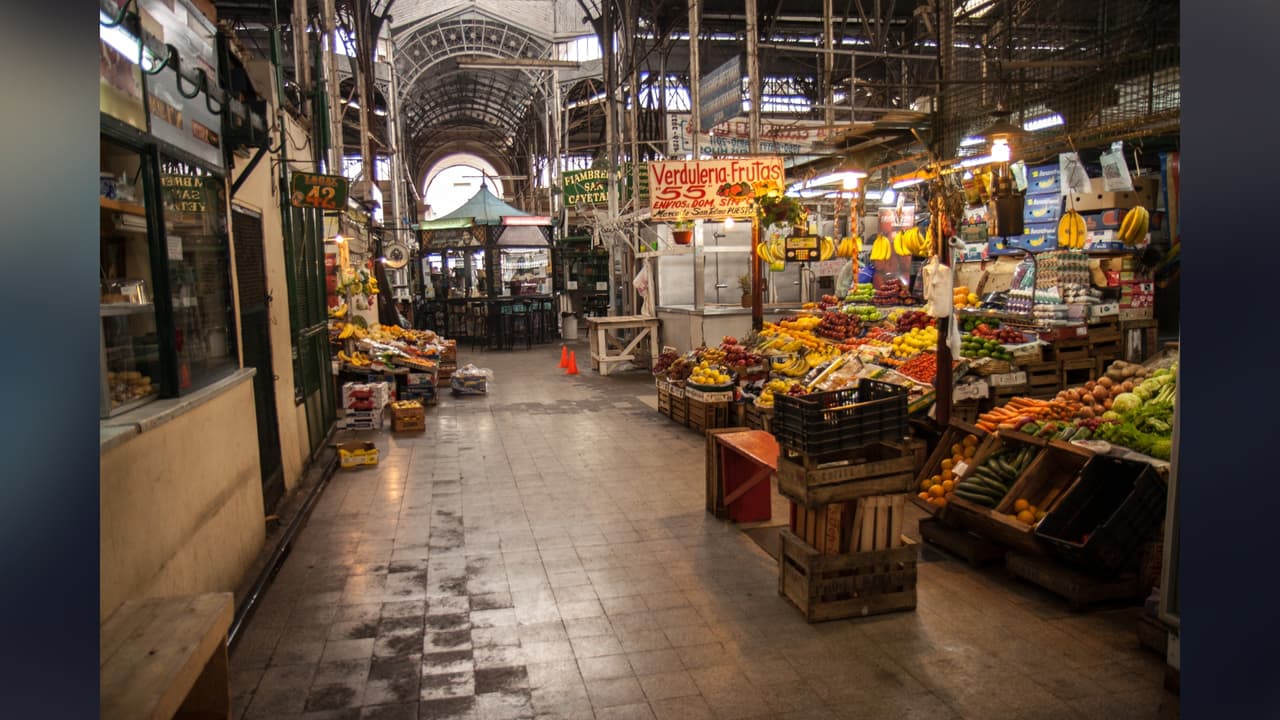 En video: un joven es golpeado brutalmente por comerciantes de un mercado tras robarle una cartera a una clienta