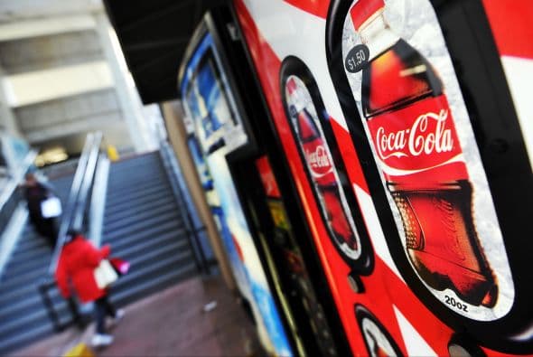 A principios del año pasado, los productores estadounidenses de bebidas sin alcohol Coca-Cola y PepsiCo, que se enfrentan al desgaste de sus ventas en el país, cambiaron de estrategia y tomaron el control de sus embotelladoras y de la distribución de sus productos, hasta ese momento mercerizados, según la agencia AFP.