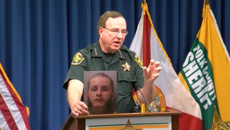 Policía de Polk balea y detiene a presunto ladrón de autos tras persecución