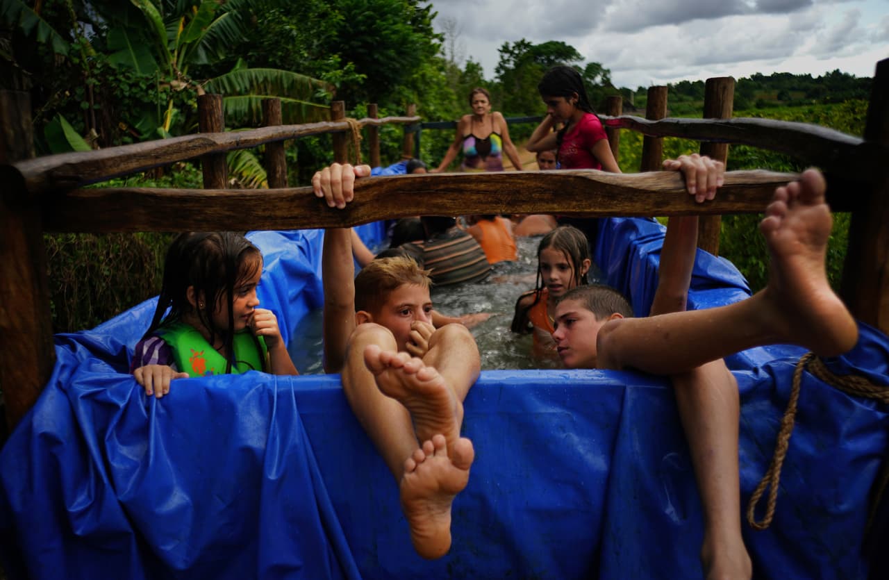 Luego de que los operadores explicaron algunas reglas a los nadadores, la piscina hizo su primer recorrido exitoso por las calles de El Infernal. Los niños invitaron a los vecinos a unirse a la celebración, ahora la principal atracción de un vecindario pobre pero ingenioso.