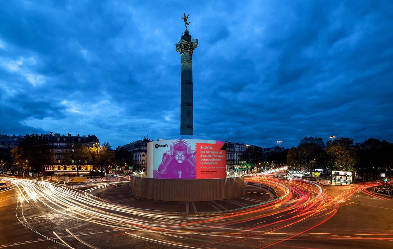 Spotify, una compañía que nació en Suecia, ha ido creciendo desde su inicio en 2008 hasta alcanzar los cerca de 1600 empleados. Aunque sus ingresos van en aumento, 
<a href="http://qz.com/691188/spotifys-average-salary-keeps-rising-even-as-its-losses-mount/">aún no han conseguido registrar beneficios</a>. Esta es la valla publicitaria dedicada al mercado francés: "En 2016, los parisinos han escuchado The Weeknd sobre todo los viernes. En París, el fin de semana comienza ahí".