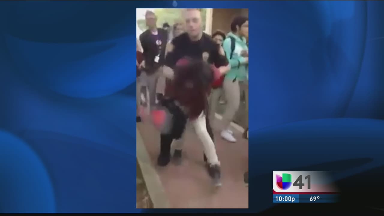 Despiden a oficial que azotó contra el suelo a estudiante de 12 años