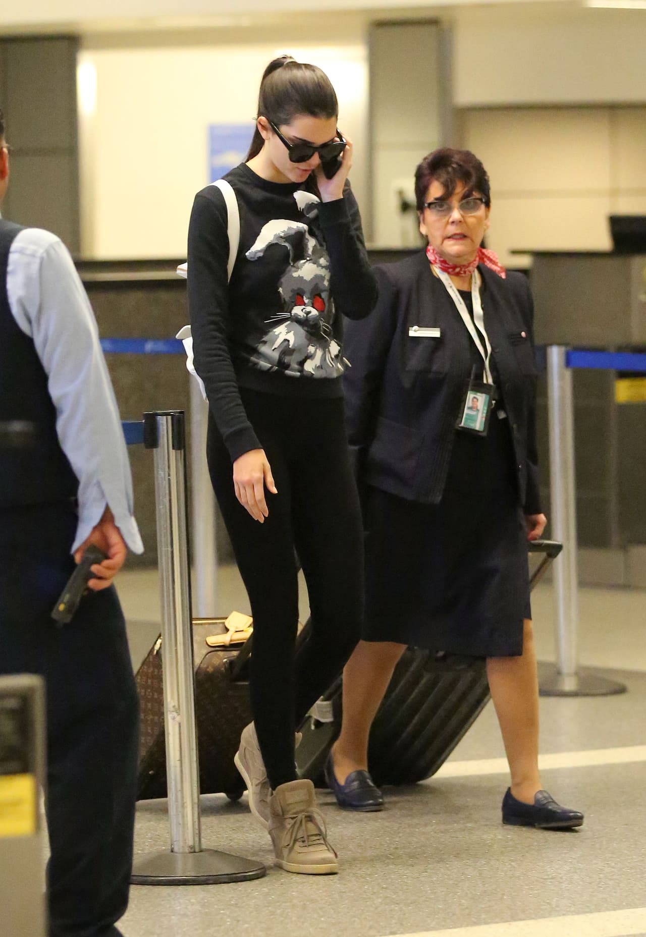 Cuando viaja, Kendall simplemente necesita despreocuparse por que su cabello se vea despeinado, por eso arregla el problema con una simple cola de caballo para verse perfecta en todo momento.