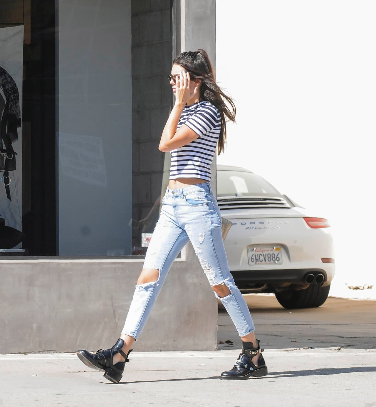 Para los días normales en donde sale con sus amigas o de compras, su estilo también es súper cambiante pero muy relajado. Algunas veces ella simplemente se hace una media colita de caballo y listo.