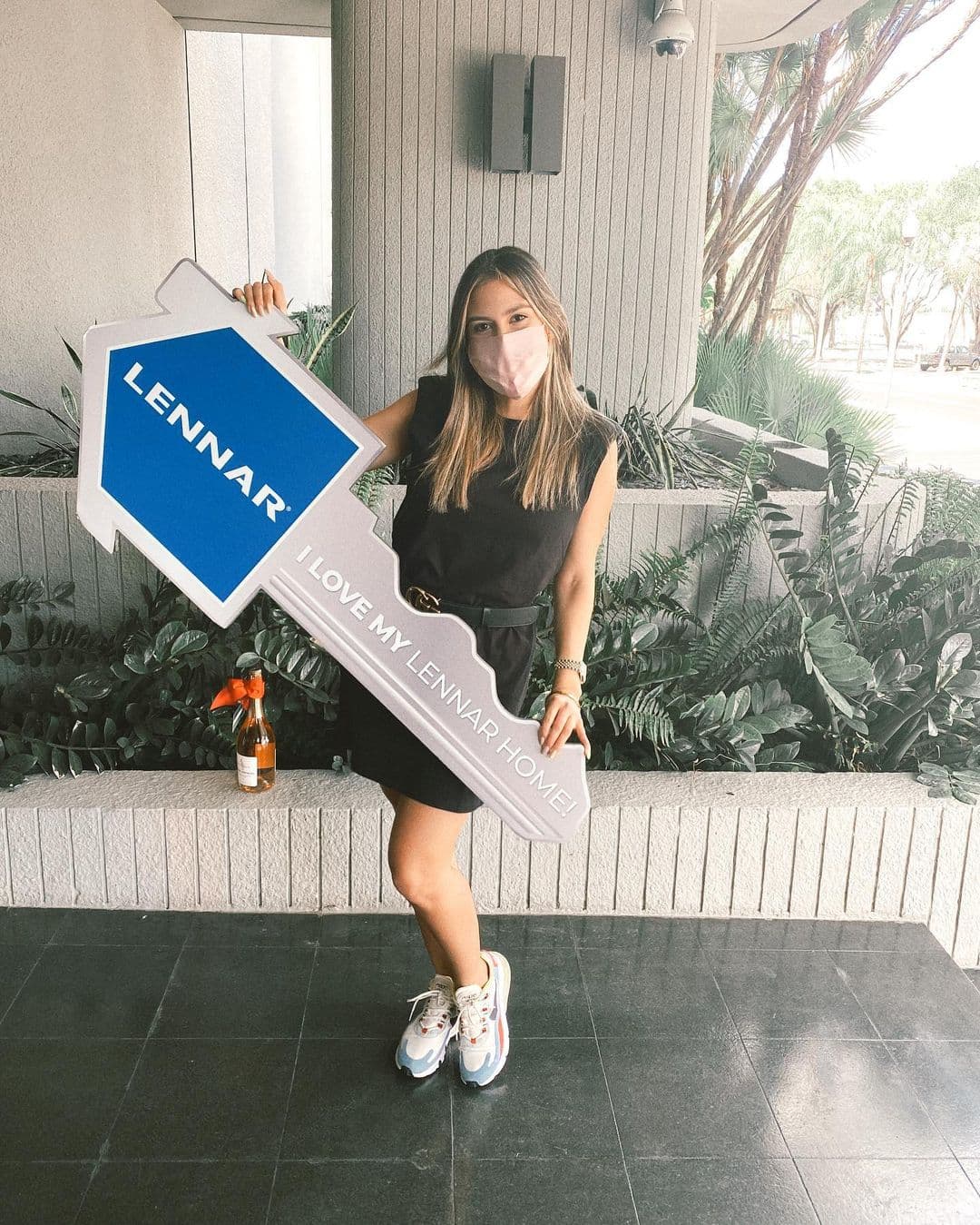 "Homeowner. Estás son las llaves de mi primera vivienda. Todavía estoy en 'shock', estoy muy feliz y agradecida con la vida, no ha sido fácil pero todo ha valido pena", señaló Jessi posando en la entrada del edificio en el que se encuentra su departamento.